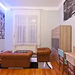 Metropolis Boutique 4*